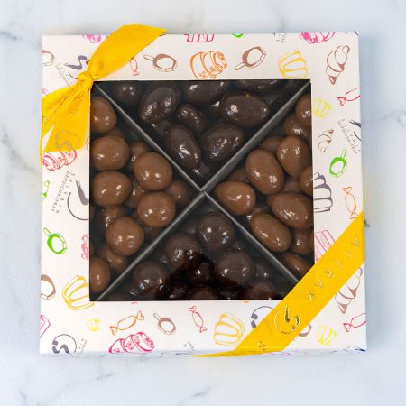 Boîte carrée d'amandes et noisettes