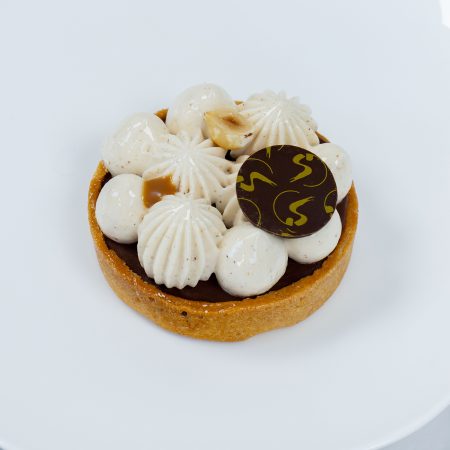 Tarte au caramel, chocolat noir & noisette